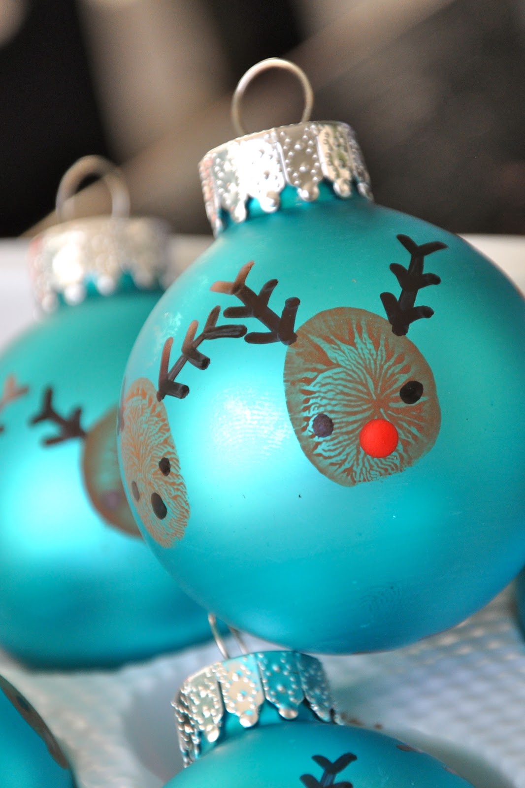 20 minute crafter-reindeer thumbprint ornaments