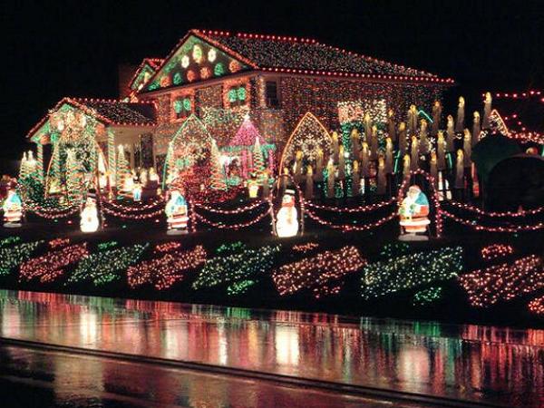outdoor-lighted-christmas-decorations